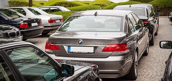 Parken am BMW Gelände in Dingolfing. In der Mitte der BMW 750i (E65 LCI) von Sternfahrt-Organisator Hans ('Raketen-paa').