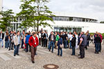 7-forum.com Jahrestreffen 2016, Besichtigung im BMW Werk Dingolfing: die Teilnehmer warten vor dem Besucherzentrum.