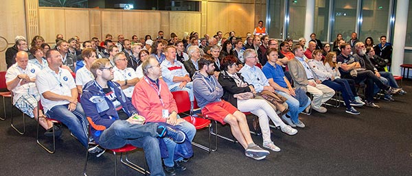 7-forum.com Jahrestreffen 2016, Besichtigung im BMW Werk Dingolfing: die Teilnehmer im Videoraum.