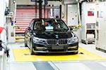 7-forum.com Jahrestreffen 2016, Besichtigung im BMW Werk Dingolfing: BMW 7er Abschlussprüfung auf dem Rollenprüfstand.