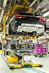 7-forum.com Jahrestreffen 2016, Besichtigung im BMW Werk Dingolfing 'Hochzeit': Motor/Getriebe kommen ins Fahrzeug.