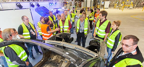 Die Teilnehmer blicken auf eine BMW 7er-Karosserie mit intelligentem Materialmix aus Stahl, Aluminium und CFK.