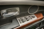 BMW 750Li (E66), Tür vorne mit Türöffner, Lautsprecher und Tasten zur Spiegelverstellung und Fensterheber