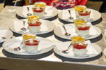 Als die ersten Gäste bereits gegangen waren, kam dann doch noch der Nachtisch: bayerische Creme in Mango und Erdbeer.