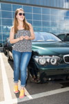 7-forum.com Jahrestreffen 2017, Natalie am BMW 740d (E65) ihres Freundes Chris ('750li')