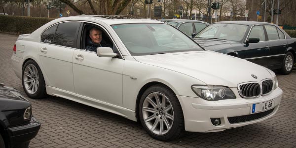 Olaf ('loewe40') am Steuer seines jüngst erworbenen BMW 750i (E65 LCI), Japan-Import, Rechtslenker, beim Rhein-Ruhr-Stammtisch im April 2018