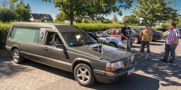Rhein-Ruhr-Stammtisch im Juli 2018: Für den Hingucker des Tages sorgte Daniel ('Fosgate') mit seinem 'neuen' Leichenwagen.