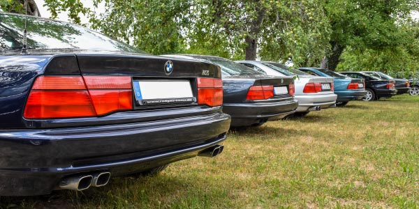 BMW 8er-Reihe am Parkplatz in Offenbach