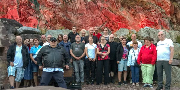 Gruppenfoto der Teilnehmer vor dem angeleuchteten Bergwerk in Sommerkahl
