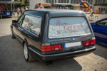 Mike ('der Bestatter') stand mit seinem BMW 750iL (E32) Bestattungswagen in der VIP-Zone.
