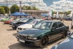 BMW Scene Show 2018: Blick auf das Saarbruchgelände, vorne ein 7er-BMW (Modell E38).