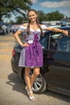 Polina ('Engel 07') kam im Dirndl und mit 7-forum.com Namensschild zur BMW Scene Show 2018.