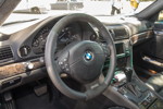 Neu beledertes Lenkrad mit Alpina-farbenen Nähten und nachgerüstetem Individual Schriftzug im BMW 735i (E38) von Ralf ('asc-730i').