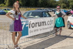 Polina ('Engel 07') und Conny ('Schrauberella') am 7-forum.com Banner auf der BMW Scene Show 2018 