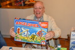 7er Südhessen (Weihnachts-) Stammtisch im Dezember 2018: Norbert ('vihar1') mit seinem Wichtelgeschenk, einem Angelspiel.