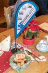 Rheinischer 7er Weihnachtsstammtisch im Dezember 2018. Mit Keksteller von Karin und Forumsflagge.