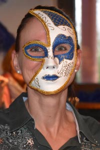 Diana mit Maske beim Südhessen Stammtisch im März 2019