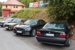 100. BMW 7er Südhessen Stammtisch: Teilnehmerfahrzeuge außerhalb des überfüllten Bergwerkgeländes.