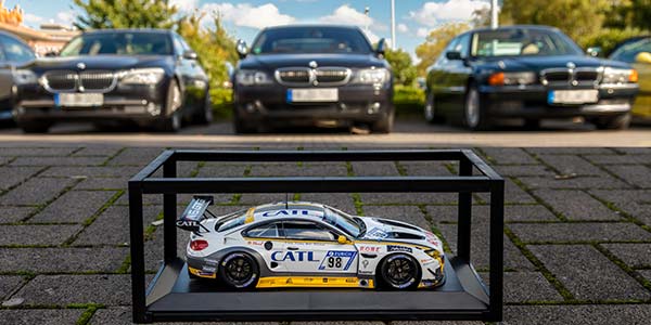 Modell 1:18 vom BMW M6 GT3 als Erinnerung an den Sieg von BMW beim 24 Stunden Rennen am Nürburgring am Wochenende zuvor, an dem BMW seinen 20. Gesamtsieg feierte.