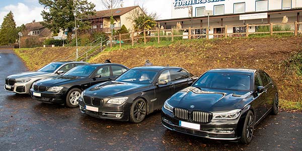 Weihnachtstreffen der BMW 7er Freunde Südhessen am 05.12.21: Parkplatz vor dem Wirtshaus zu den Mainterrassen