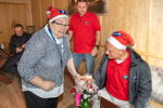 Weihnachtstreffen der BMW 7er Freunde Südhessen am 05.12.21: Anneliese übergibt ihre Weihnachtsgeschenke