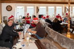 Weihnachtstreffen der BMW 7er Freunde Südhessen am 05.12.21: Teilnehmer im separaten Gastraum im Wirtshaus zu den Mainterrasen