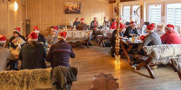 Weihnachtstreffen der BMW 7er Freunde Südhessen am 05.12.21: Teilnehmer im separaten Gastraum im Wirtshaus zu den Mainterrasen