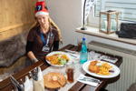 Weihnachtstreffen der BMW 7er Freunde Sdhessen am 05.12.21: zu essen gab es u. a. Schnitzel, hier mit Christiane