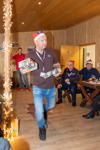 Weihnachtstreffen der BMW 7er Freunde Südhessen am 05.12.21: Ralf ('Ralle735iV8') verteilte die Wichtelgeschenke