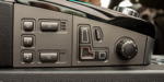 Rhein-Ruhr-Stammtisch im Juni 2022: BMW 750iL (E66 LCI) von Manfred ('mannylein'), seitliche Tasten an der Mittelkonsole vorne für Sitzeinstellungen