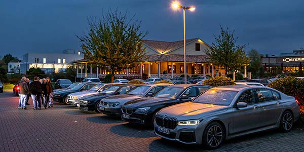 Rhein-Ruhr-Stammtisch im November 2022: BMW 7er Parkplatz am frühen Abend