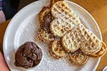 Finca u. Bar Celona Bochum: Waffel mit Eis