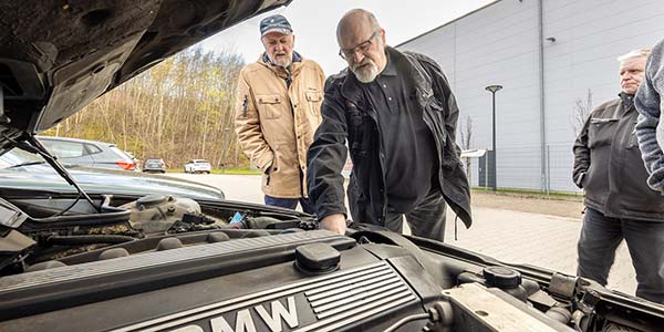 242. Rhein-Ruhr-Stammtisch im April 2023: Volker ('CountZero') und Peter ('TurboPeter') am 728i von Frank ('altbert')