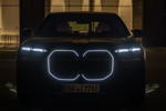 249. Rhein-Ruhr-Stammtisch im November 2023: BMW i7 M70 (G70) mit beleuchteter Niere und Standlicht mit Savrovski Kristallen