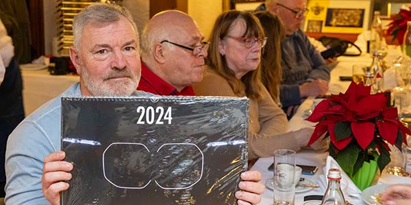 Premiere des 2024iger 7-forum.com Kalenders beim Rheinischen 7er-Stammtisch am 17.12.2023 in Dormagen, Foto: Olaf ('loewe40') mit dem neuen Kalender