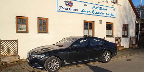 BMW 740d (G11) von Stammtisch-Organisator Wolfgang ('Wolfgang') vor dem Stammtischlokal "Zum blauen Anger