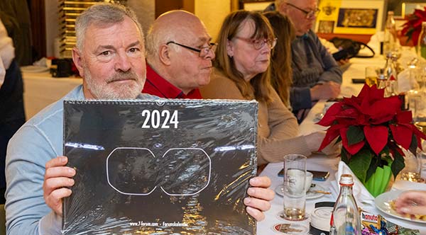 Olaf ('loewe40') mit dem neuen 7-forum.com Wandkalender 2024