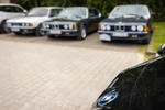 Rhein-Ruhr-Stammtisch im Oktober 2024: BMW E23-Parade, im Vordergrund das BMW-Logo des BMW i7 von Christian ('Christian')