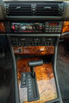 261. Rhein-Ruhr-Stammtisch im November 2024: BMW 750i (E32) von Wolfgang ('whan'), Mittelkonsole vorne