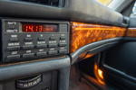 261. Rhein-Ruhr-Stammtisch im November 2024: BMW 750i (E32) von Wolfgang ('whan'), Bordcomputer, Edelholz mit Intarsie