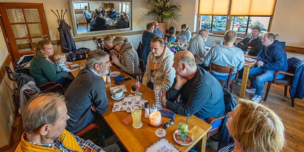 Rhein-Ruhr-Stammtisch im November 2024: der gebuchte Raum in der Finca & Bar Celona wurde heute mit 21 Personen voll besetzt