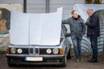 Rhein-Ruhr-Stammtisch im November 2024: Peter ('TurboPeter') mit Christoph ('tueffi.ms') an seinem BMW 728i (E23)