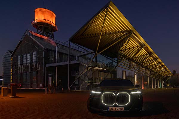 Rhein-Ruhr-Stammtisch im November 2024: BMW i7 xDrive60 von Christian ('Christian') an der Jahrhunderthalle Bochum am Abend