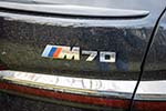 Rhein-Ruhr-Stammtisch im Dezember 2024: BMW i7 M70 (G70) von Andreas ('EddiInfluencer'), Typ-Schild am Heck