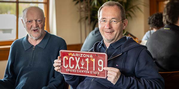 278. Rhein-Ruhr-Stammtisch im April 2026: Michael ('Fiete912') mit einem der US-KFZ-Kennzeichen, die Uwe ('CFJoe') heute an die Teilnehmer verschenkte
