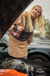 Rhein-Ruhr-Stammtisch im April 2026: Anne ('7878Anne') an ihrem BMW 740iL (E38)