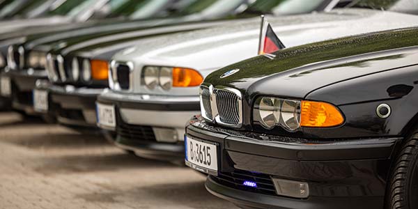 Rhein-Ruhr-Stammtisch im Mai 2026: BMW 7er-Reihe auf dem Stammtisch-Parkplatz, vorne mit dem 750Il S High Security von Alexander ('Highliner')
