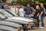 Rhein-Ruhr-Stammtisch im Mai 2026: Stammtischler auf dem Stammtischparkplatz an den 7er-BMWs